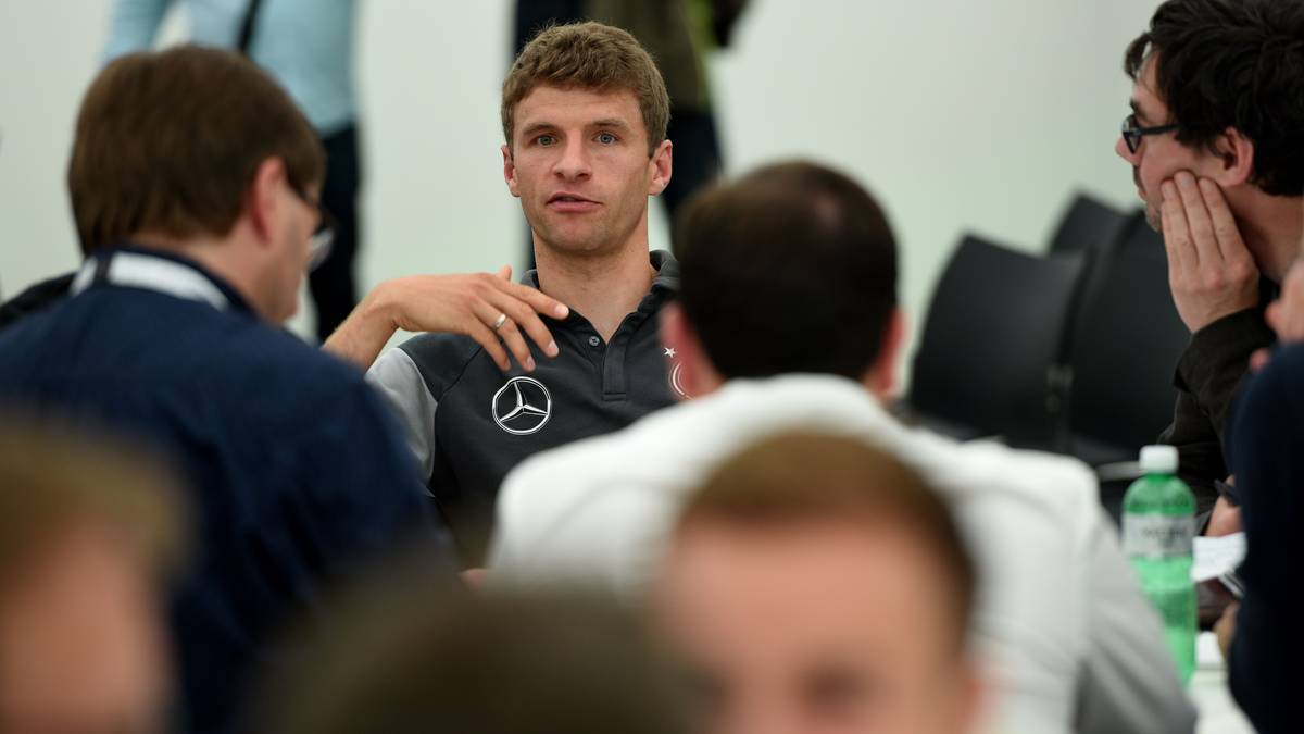 Mit den älteren Journalisten geht es dann ohne den Bart weiter