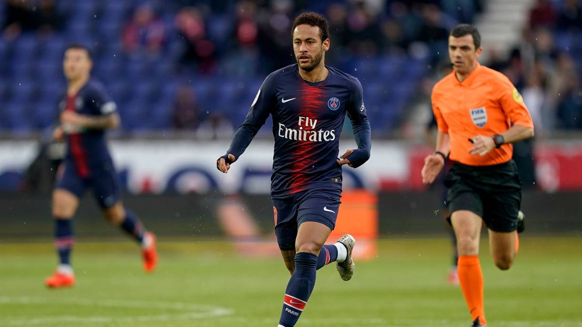 PLATZ 4 - NEYMAR: Sein Wechsel zu Paris Saint-Germain machte ihn 2017 zum teuersten Spieler aller Zeiten. Neymar konnte dort auch verletzungsbedingt nicht an seine Barcelona-Leistungen anknüpfen. Wenn er sich vollkommen auf den Fußball konzentriert, kann der Brasilianer einer der Besten aller Zeiten werden