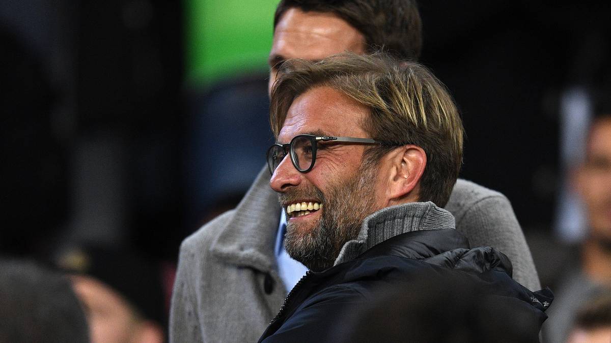 Auch Jürgen Klopp und die Spieler des FC Liverpool lassen sich die Show des Barca-Stars nicht entgehen. Ob Klopp da etwa einem bestimmten Spieler auf die Füße schaut?