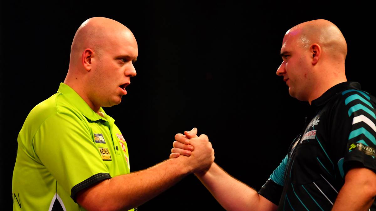 PLATZ 4: ROB CROSS vs. MICHAEL VAN GERWEN (2018) - Das wohl beste Match aller Zeiten im Ally Pally. Debütant Rob Cross verlangt im WM-Halbfinale 2018 Top-Favorit Michael van Gerwen alles ab, zwingt ihn ins Sudden-Death-Leg im 13. Satz. Beide vergeben Matchdarts. Am Ende schnappt tatsächlich der Underdog zu und zieht bei seiner ersten WM gleich ins Finale ein, wo er dann auch noch Taylor schlägt