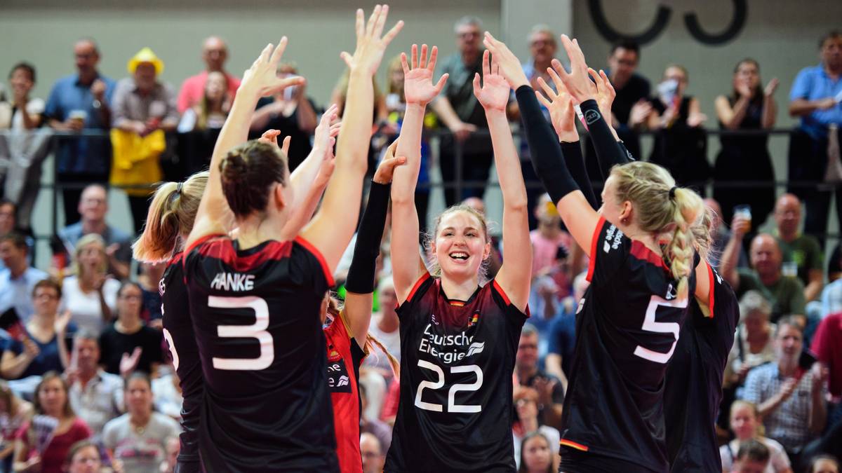 LISA GRÜNDING (Mittelblock, SC Potsdam): Gründing (Nr. 22) wechselte 2011 in die Bundesliga zum SC Potsdam. Inzwischen hat es die 25-jährige Mittelblockerin auch in die Nationalmannschaft geschafft und war bei der EM in diesem Jahr mit von der Partie