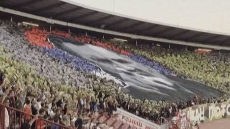 Eklat-Banner aus Belgrad! Beim Derby Roter Stern gegen Partizan gedenkt das Stadion des Kriegsverbrechers Ratko Mladić.