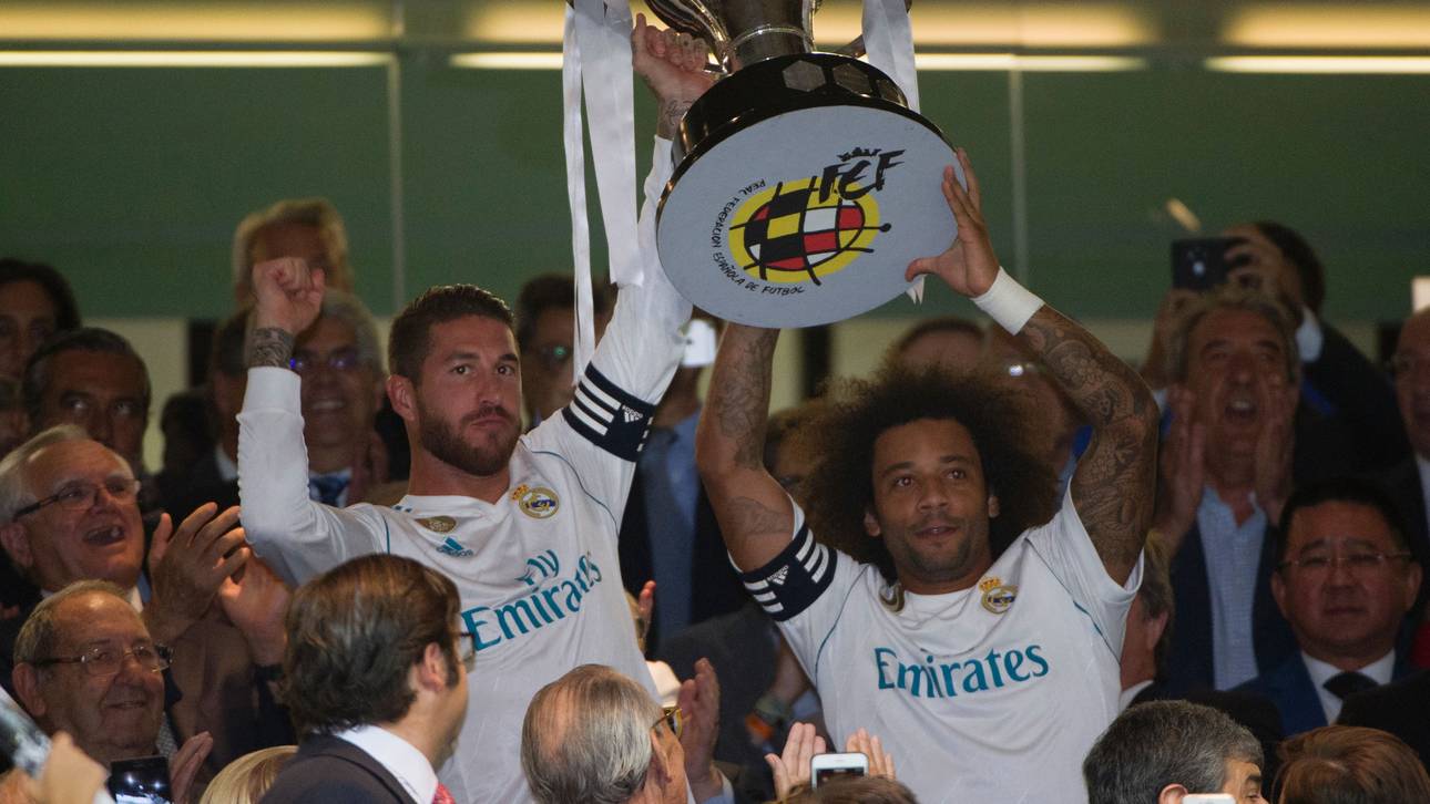 Sergio Ramos (l.) erhielt vor dem Spiel die Meistertrophäe