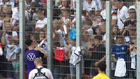 Fans wohin das Auge reicht. Circa 15.000 deutsche Anhänger wollten sich das erste öffentliche Training der Nationalmannschaft in Jena nicht entgehen lassen. Die DFB-Stars zeigten sich sehr nahbar.