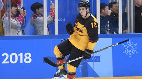 NHL:  Dominik Kahun gelingt Assist bei Debüt für Chicago, Dominik Kahun gewann mit Deutschland Silber bei den Olympischen Spielen