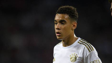 Jamal Musiala schwärmt von einem Wechsel in die Premier League. Allerdings untermalt der Bayern-Shootingstar auch, dass Bayern München ein super Klub sei.