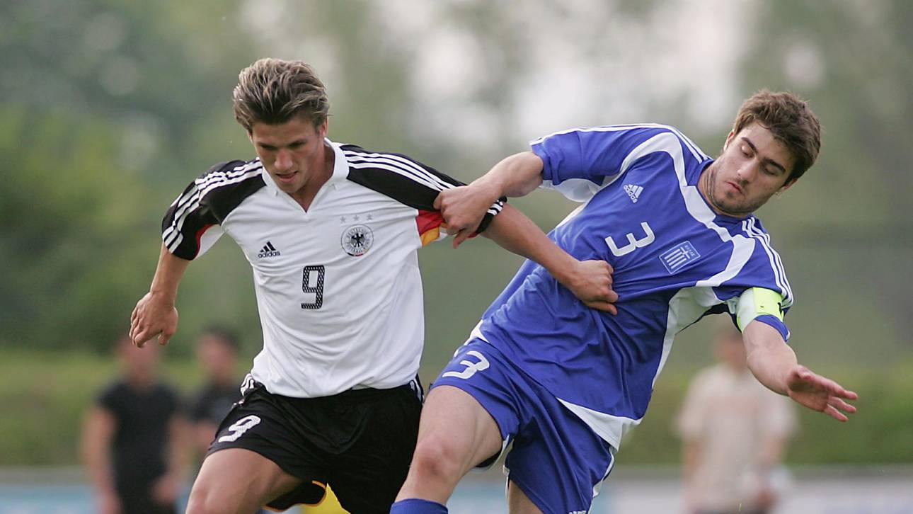 Mit der DFB-Auswahl spielte Waslikowski (l.) u.a. gegen den heutigen Arsenal-Profi Sokratis