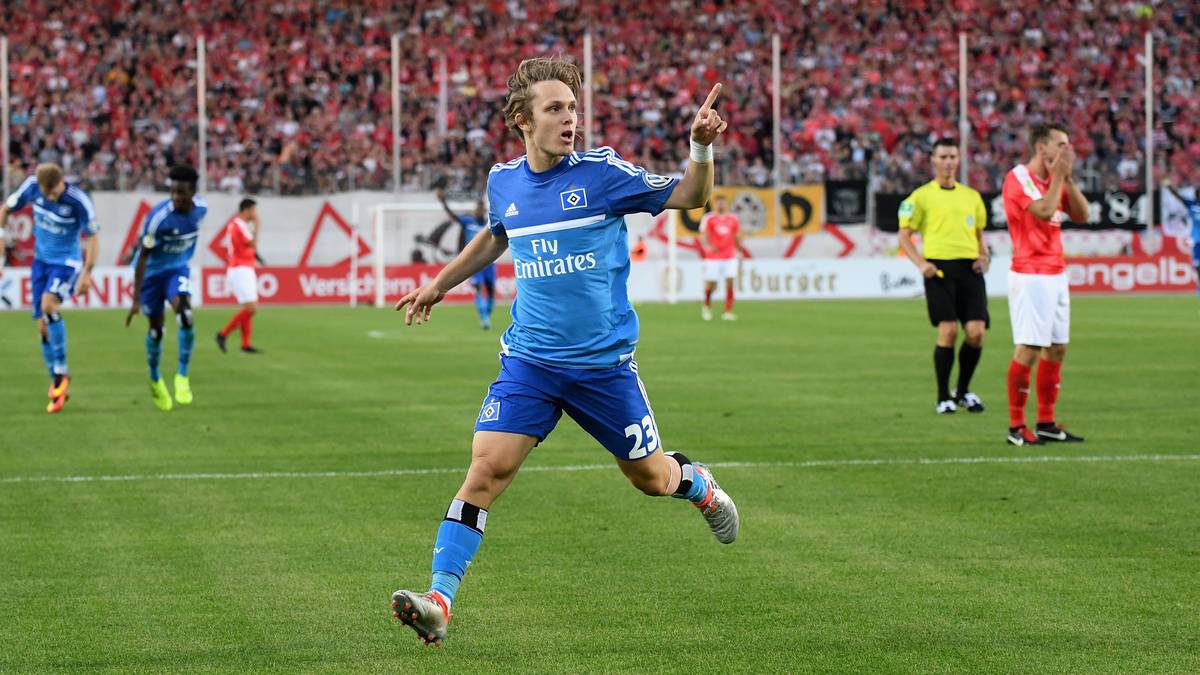 2016/17: Bei Regionalligist FSV Zwickau mogelt sich der HSV im Sommer 2016 durch ein goldenes Tor vom noch als "Mini-Messi" gefeierten Alen Halilovic in die nächste Pokal-Runde. Aber nicht nur für den einstigen Barca-Profi geht es anschließend rasant bergab...