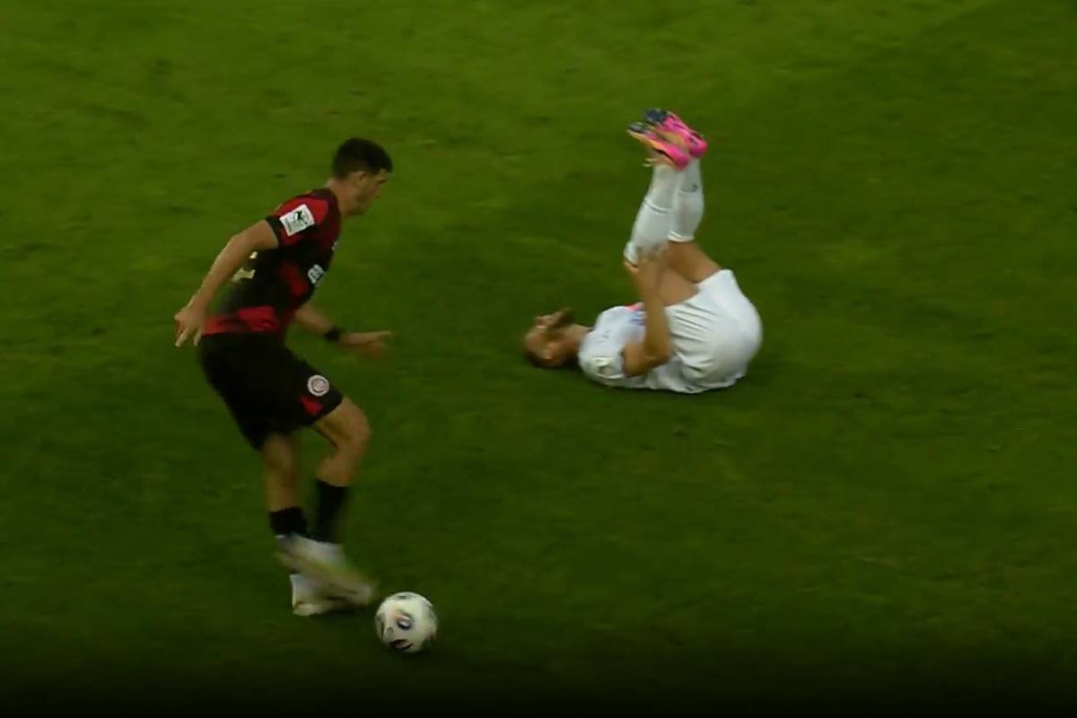 Der Auftakt für den SSV Ulm 1846 Fußball hätte in Liga 3 wohl kaum schlechter laufen können. Gegen Wehen Wiesbaden verlieren die Spatzen verdient mit 1:3, überschattet wird das Spiel von der Verletzung von Kapitän Johannes Reichert.