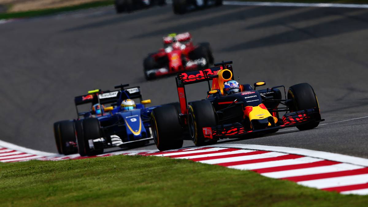 Ricciardo verteidigt derweil die Führung, muss sie aber nach einem unglücklichen Reifenplatzer früh wieder an Rosberg abtreten