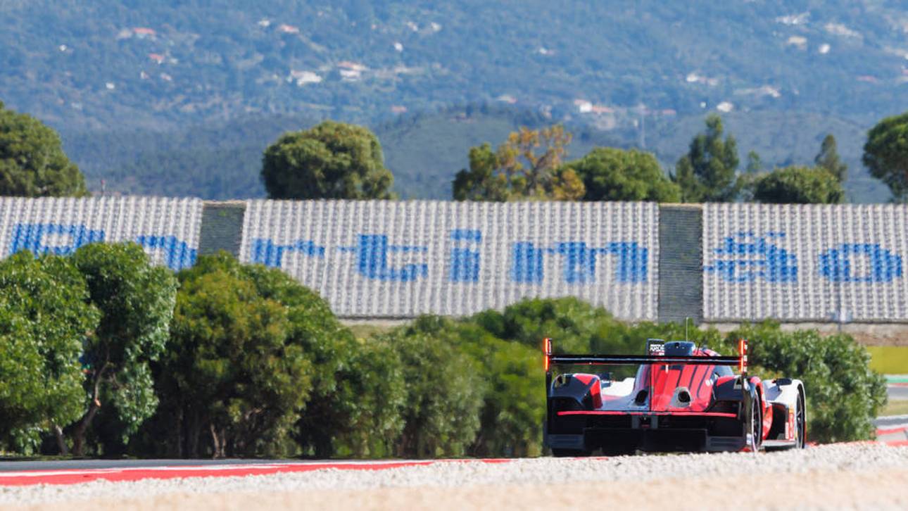 Rennwagen fliegt auf Tribüne