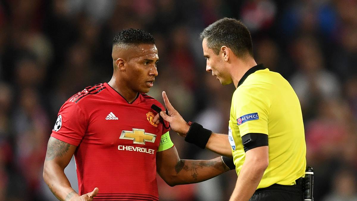 Auf jeden Fall das Weite suchen wird ANTONIO VALENCIA. Der Routinier, der die rechte Außenbahn über Jahre offensiv wie defensiv beackert hat, wird keinen neuen Vertrag bei United erhalten. Ziel unbekannt