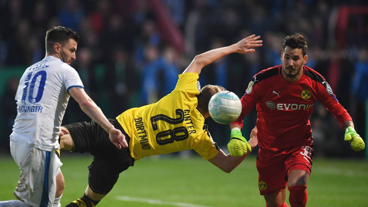 Hinten hat die Borussia in der Anfangsphase große Probleme. Matthias Ginter und Co. retten gleich mehrfach in höchster Not