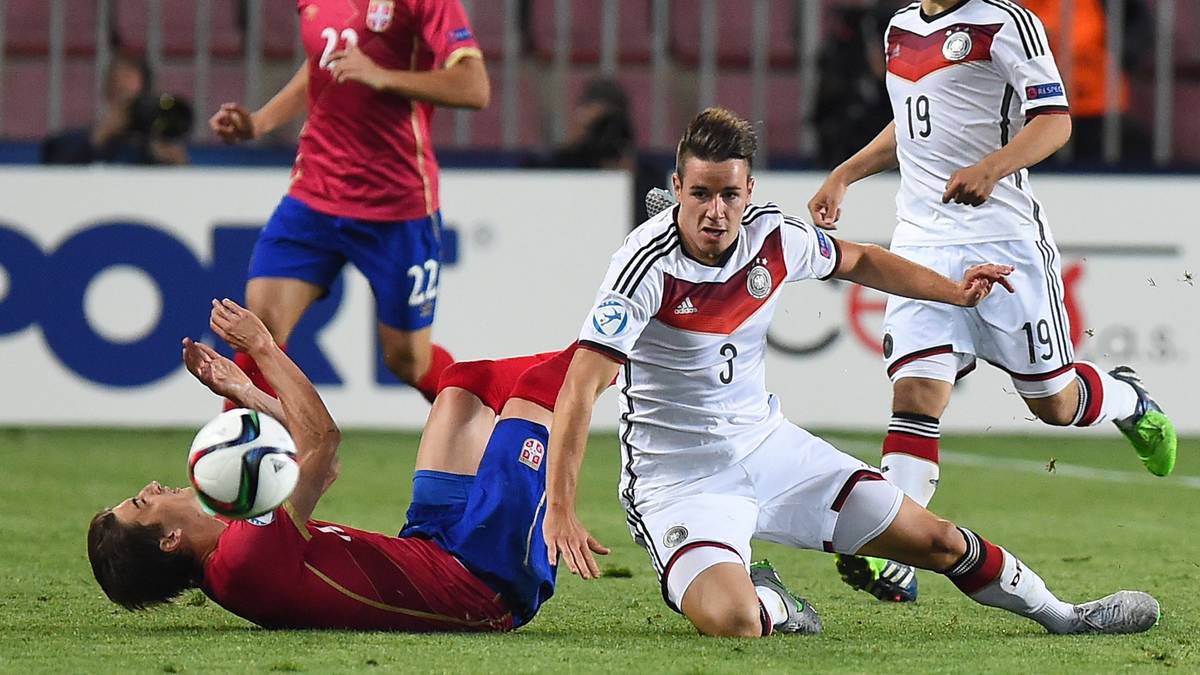 CHRISTIAN GÜNTER: Verhindert in der Anfangsphase mit mutiger Grätsche im Strafraum eine mögliche Großchance, danach im Zusammenspiel mit Amin Younes immer wieder mit guten Offensivaktionen. Lässt sich in der 69. Minute etwas zu theatralisch fallen und kassiert dafür eine sehr harte Gelb-Rote Karte - SPORT1-Note: 3