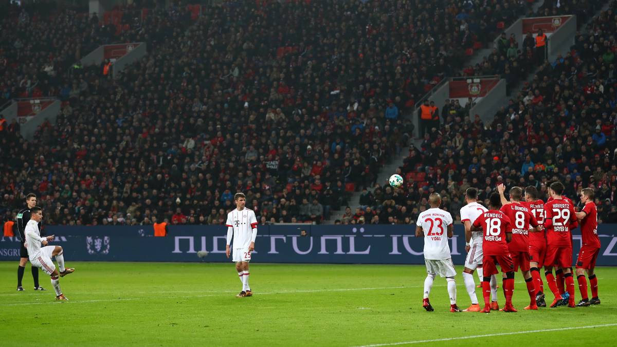In der 90. Minute bekommen die Bayern nach einem Foul an James Rodriguez einen Freistoß aus aussichtsreicher Position