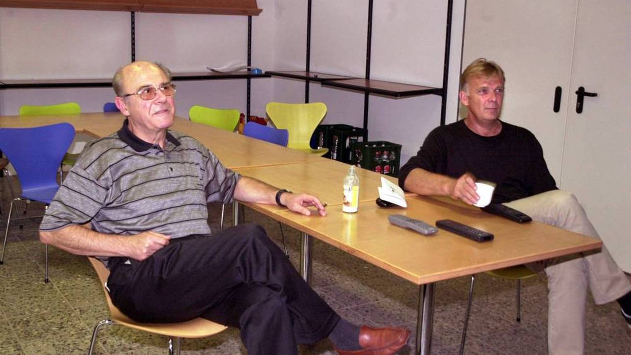 Achim Stocker (l.) und Volker Finke bei der Videoanalyse der Freiburg-Spiele im Vereinsheim
