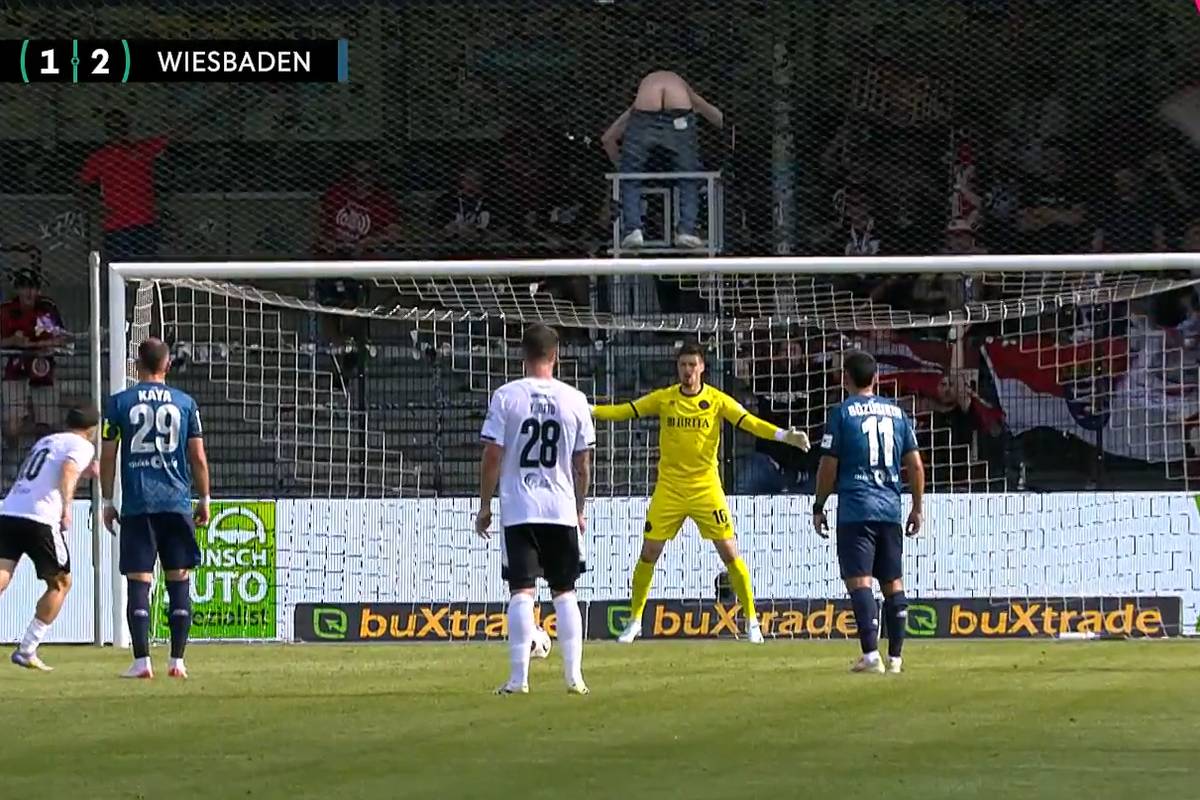 Fan zieht beim Elfer blank - mit erstaunlichen Folgen!
