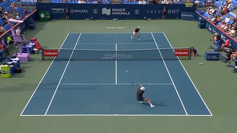 Beim ATP-Turnier im kanadischen Montreal sorgt Botic van de Zandschulp mit einem spektakulären Schlag für Begeisterung. Während die Fans völlig aus dem Häuschen sind, bleibt der Niederländer selbst erstaunlich gelassen.