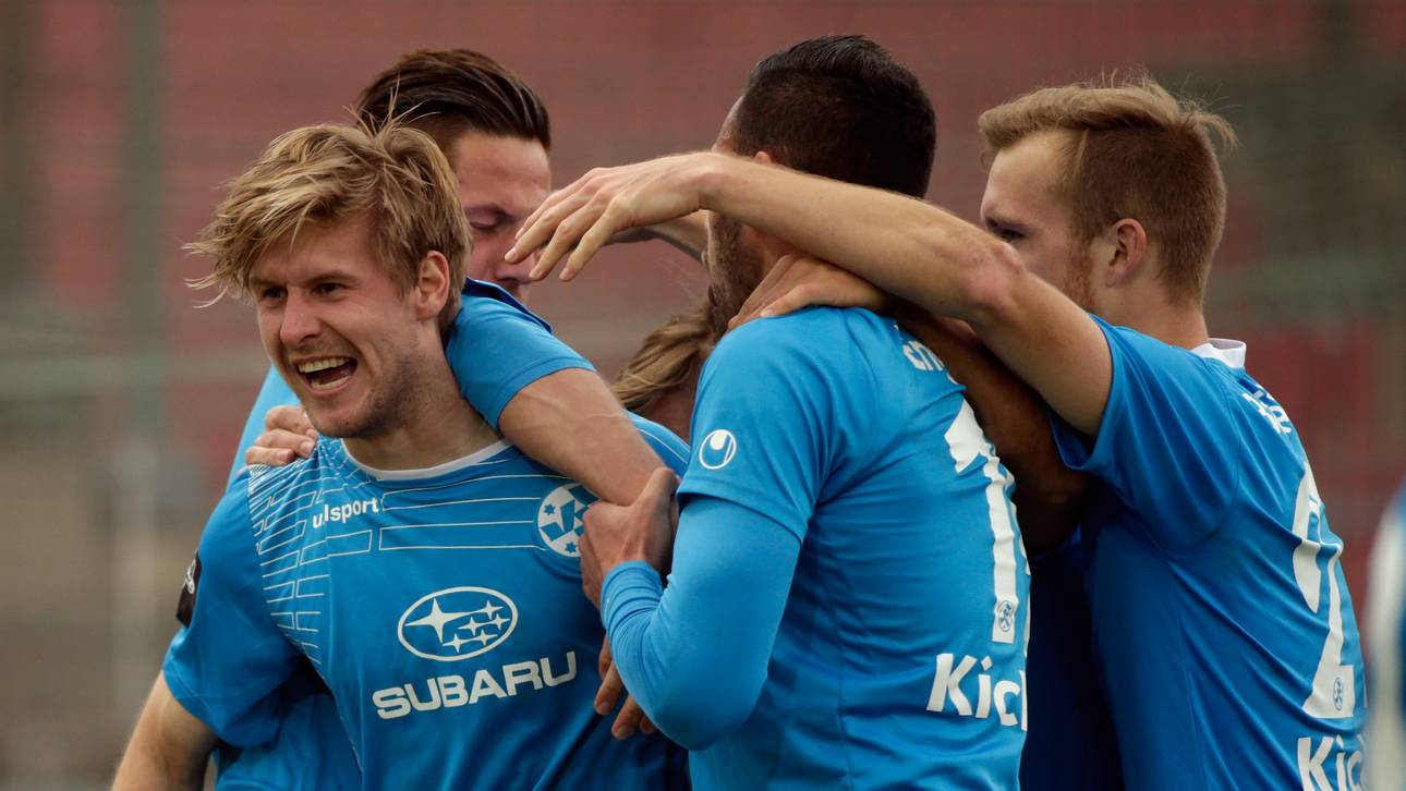 Kickers halten Stein und Baumgärtel