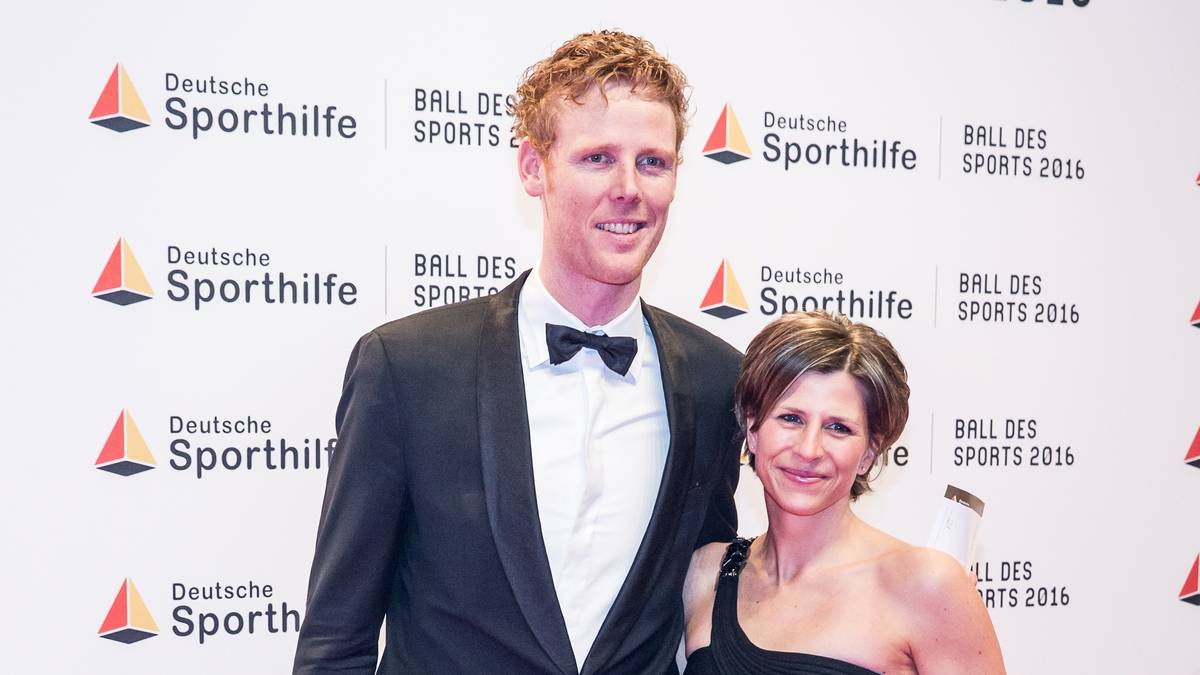 Volleyball-Riese Jonas Reckermann und seine Frau sind wegen des Größenunterschieds kein einfaches Motiv