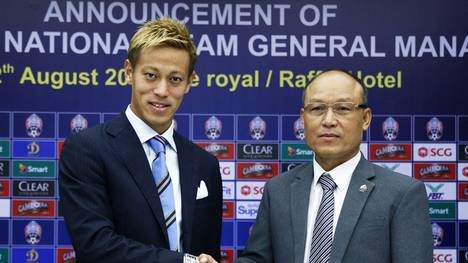 Keisuke Honda (l.) soll den Fußball in Kambodscha nach vorne bringen