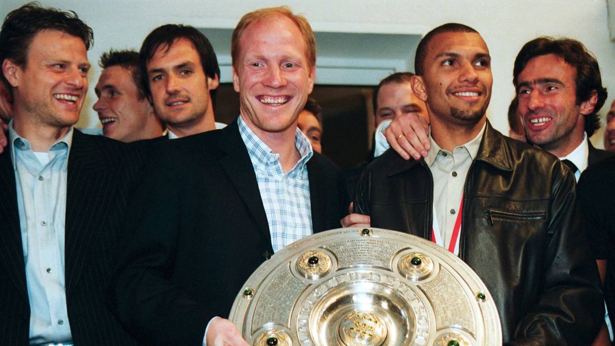 MAI 2002: Mit den kostspieligen Neueinkäufen Marcio Amoroso (22 Millionen), Jan Koller (13 Millionen) und Ewerton (7 Millionen) holt der BVB unter Trainer Sammer die sechste Meisterschaft. Zudem erreicht die Borussia das UEFA-Pokal-Finale - verliert dort aber mit  2:3 gegen Feyenoord Rotterdam