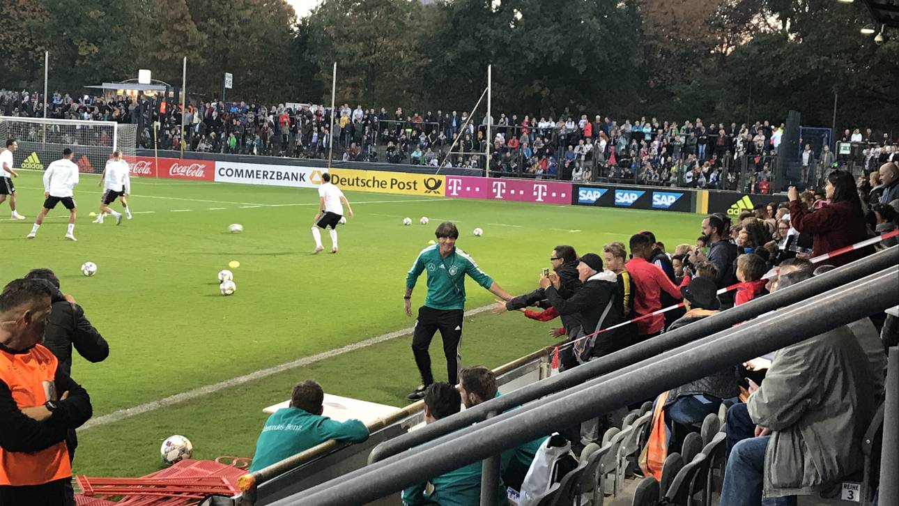 Joachim Löw klatschte während des Trainings mit den begeisterten Kindern ab