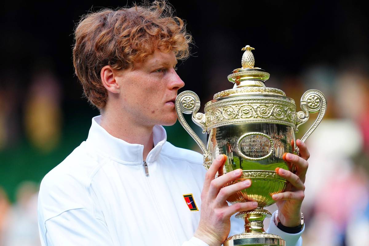 Jannik Sinner verhindert im Wimbledon-Finale den Titel-Hattrick von Carlos Alcaraz und sichert sich seinen ersten Wimbledon-Titel.