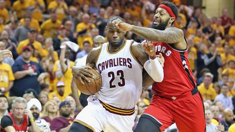 LeBron James (l.) ist mit den Cleveland Cavaliers in den NBA-Playoffs noch ungeschlagen