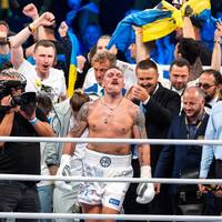 Alexander Usyk krönt sich zum Schwergewichts-Weltmeister aller Verbände und hievt sich auf eine Stufe mit den ganz Großen seines Sports. Nach dem Triumph übermannen den Ukrainer die Emotionen.