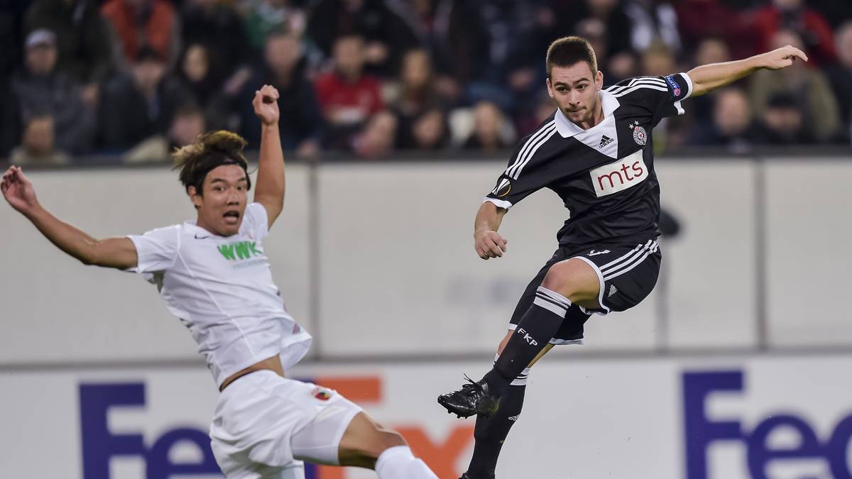 Andrija Zivkovic (r.) ist der Spielverderber. Nach einem Konter setzt er sich gegen Hong durch und trifft von der Strafraumgrenze zur Gästeführung