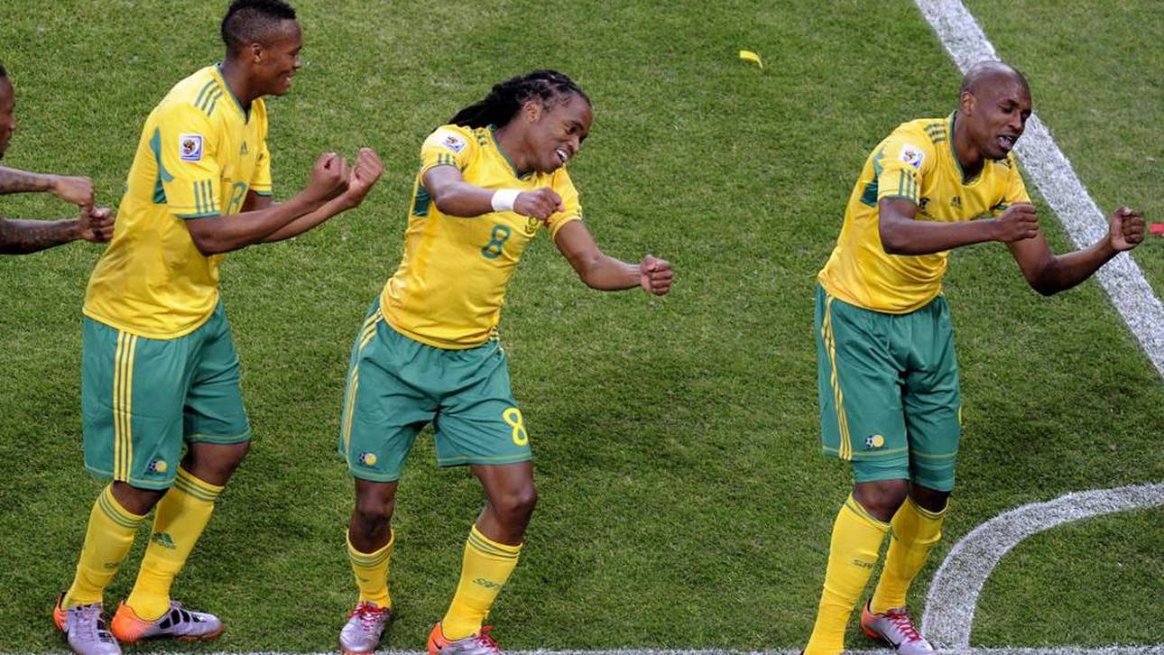 Torschütze Tshabalala (Nr. 8) und seine Teamkollegen feiern die 1:0-Führung 