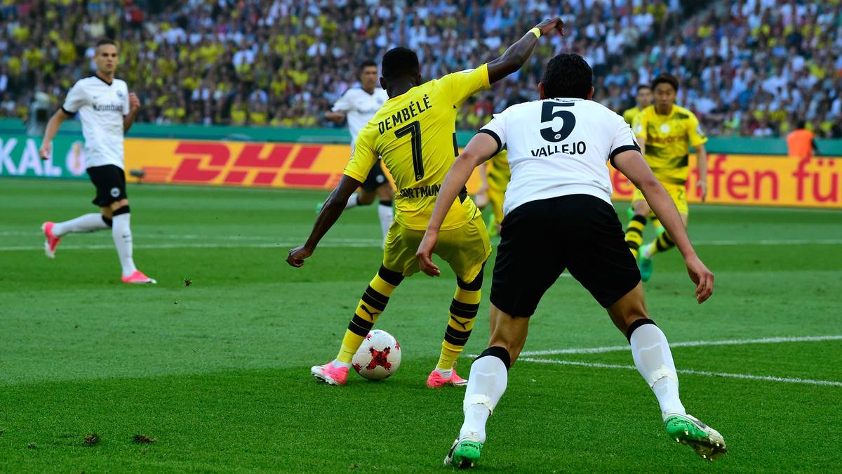 Mit links trifft der Franzose in den Winkel und allen Fans der Eintracht ins Herz
