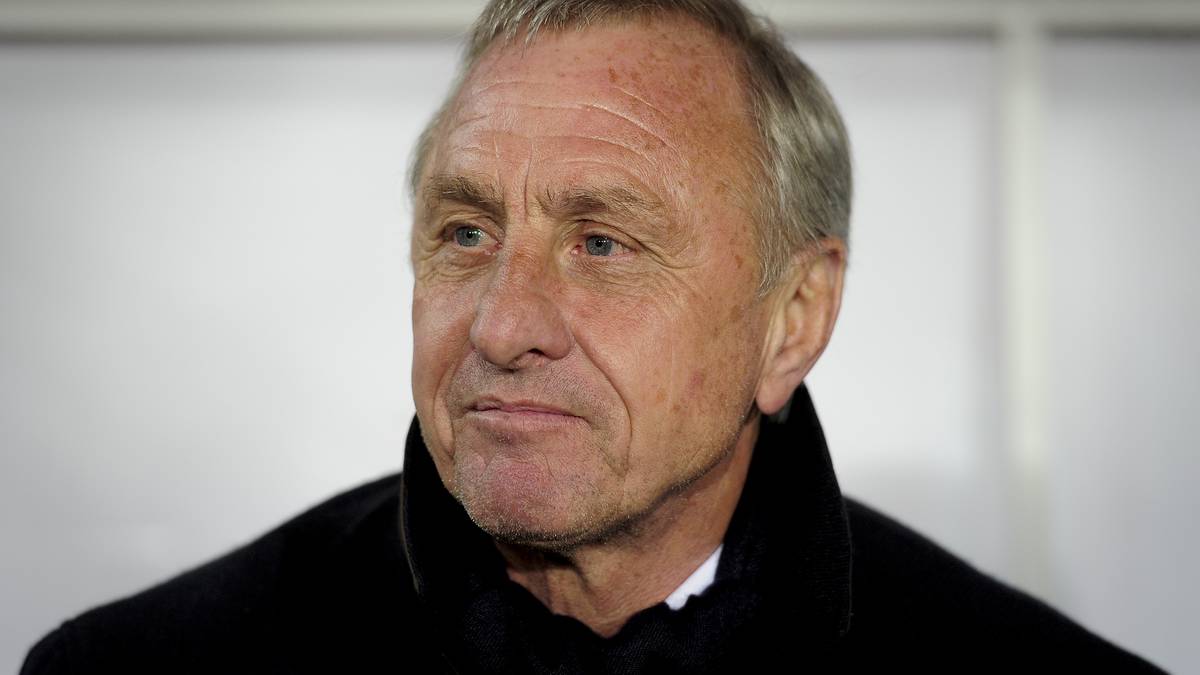 PLATZ 15: JOHAN CRUYFF (14) - Der Niederländer revolutionierte den Fußball als Spieler und Barca-Trainer, prägte unter anderem Pep Guardiola nachhaltig. Viermal spanischer Meister, einmal Sieger im Europapokal der Landesmeister. Insgesamt hielt er 14 Pokale in den Händen. Im März 2016 verstorben