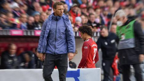 Leroy Sané rauscht nach seiner Auswechslung beim Heimsieg des FC Bayern München gegen Augsburg direkt Richtung Kabine ab - obwohl das Spiel noch 25 Minuten läuft.