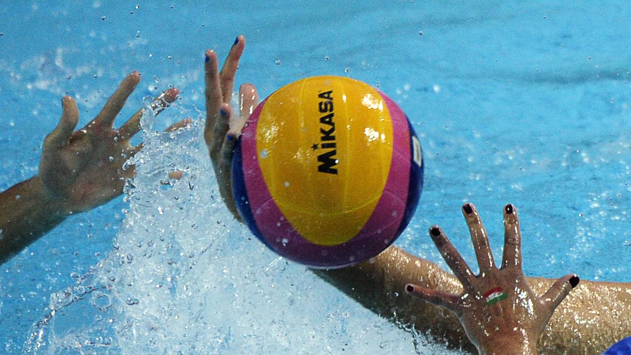 Wasserballerinnen gehen unter