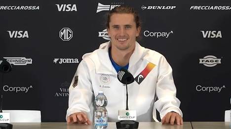 Trotz der Kritik am Davis-Cup-Format zeigt Alexander Zverev viele Emotionen. Aufgrund der andauernden Anfeuerungsrufe verliert er sogar seine Stimme.