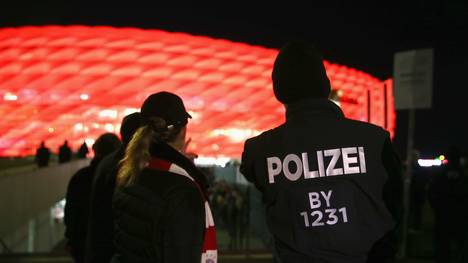 Polizisten vor der Allianz Arena in München
