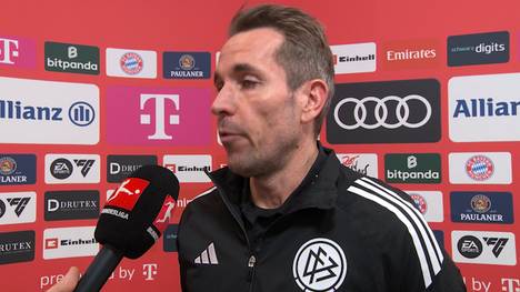 In der Partie zwischen der TSG Hoffenheim und dem FC Bayern sorgt eine strittige Szene für Diskussionen: Schiedsrichter Tobias Stieler entscheidet auf Rote Karte und Elfmeter. Nach dem Spiel erklärt der Unparteiische seine Entscheidung und nimmt Stellung zu der umstrittenen Situation.