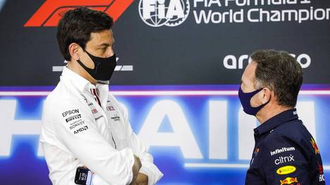 Mercedes-Teamchef Toto Wolff (l.) und Red-Bull-Teamchef Christian Horner liefern sich einen Schlagabtausch