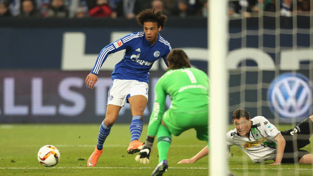 und gibt den Ball in die Mitte