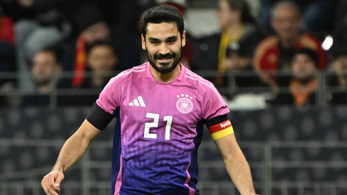 Deutschland (Gast) - Ausrüster: Adidas - Selten hat ein Trikot für so viel Wirbel gesorgt wie das Gasttrikot in Blau-Rosa. Die DFB-Elf um Kapitän Ilkay Gündogan zeigte sich erstmals gegen Holland in den neuen Farben.