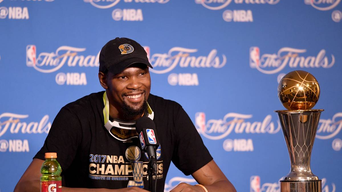 PLATZ 2 - KEVIN DURANT (Golden State Warriors): Dieser Wechsel hat sich gelohnt: Direkt in seiner ersten Saison bei den Warriors holt Durant seinen ersten NBA-Titel. Zugleich wird er mit 35,2 Punkten pro Spiel zum MVP der NBA Finals gewählt