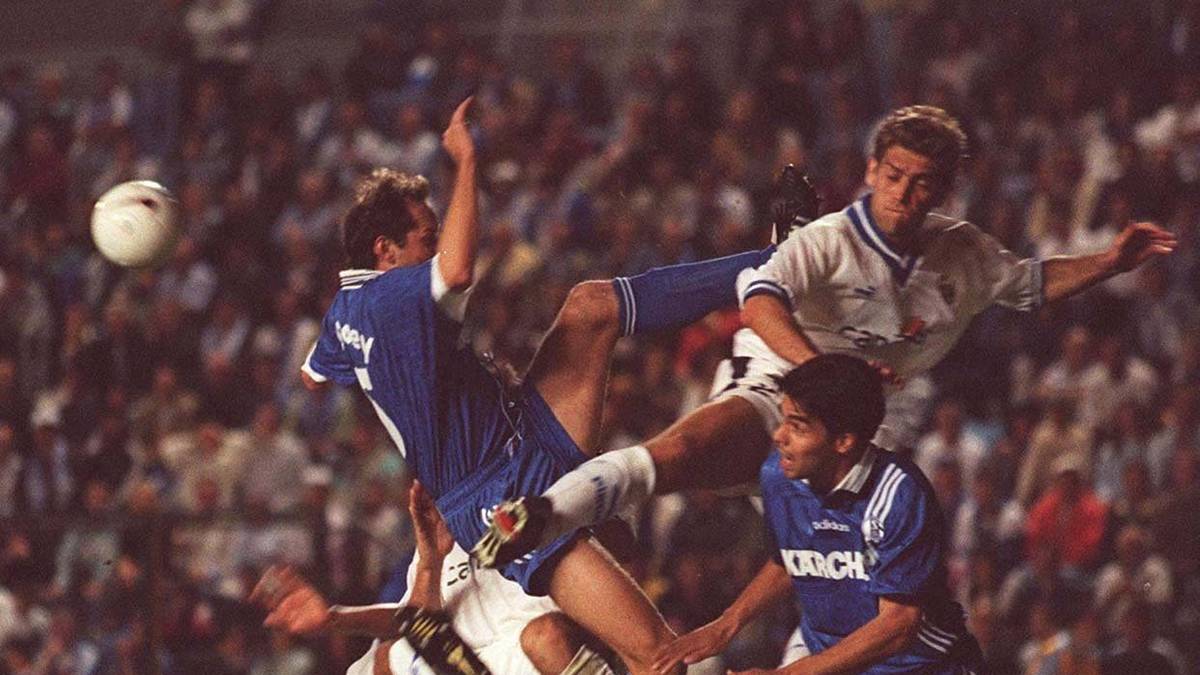 UEFA-CUP, HALBFINALE 1997 - CD TENERIFFA: Das Halbfinal-Rückspiel zwischen den Königsblauen und dem spanischen Vertreter CD Teneriffa wird zur Nervenschlacht. Nach einer 0:1-Niederlage im Hinspiel auf der Kanareninsel rettet sich Schalke durch ein Tor von Thomas Linke zunächst in die Verlängerung