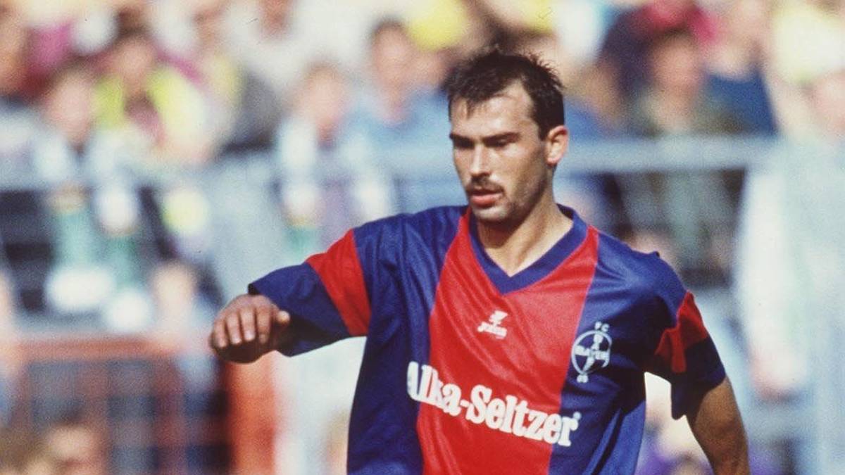 ANDREAS SASSEN: Der Sponsor "Alka-Seltzer" war Vorlage für viele Gags um den hochtalentierten, aber für seine Alkohol-Affären berüchtigten Mittelfeldspieler, der von 1990 bis 1993 bei Uerdingen aktiv war. Wegen einer Zechtour von Coach Funkel aus dem Team geworfen, wechselte zum HSV. Starb 2004 mit nur 36 Jahren - Schlaganfall