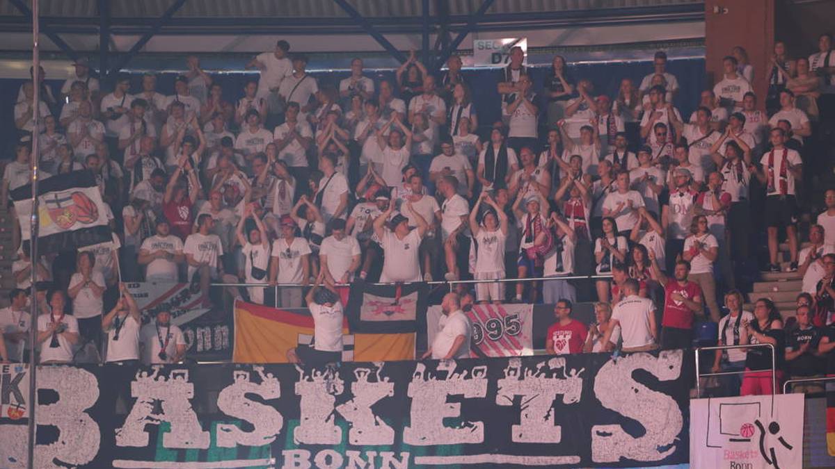 Zahlreiche mitgereiste Fans aus Bonn unterstützten ihr Team in Malaga