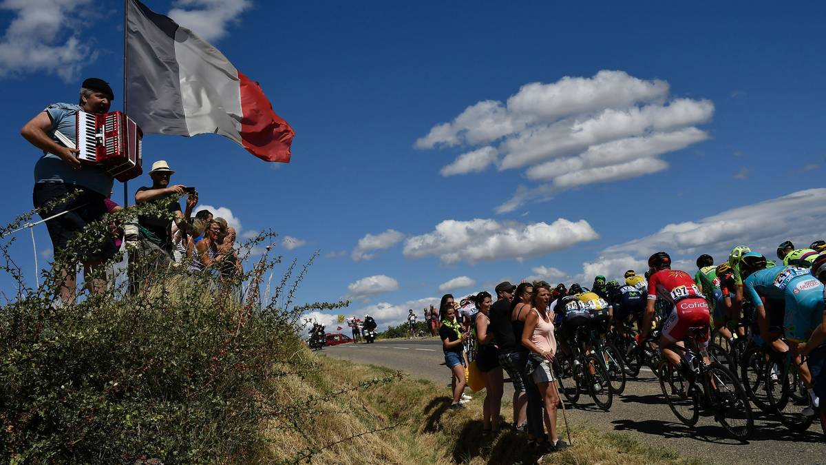 Darüber freuen sich die einheimischen Zuschauer an der Strecke und feuern ihre Lokalmatadoren, unter anderem mit einem Akkordeon, an