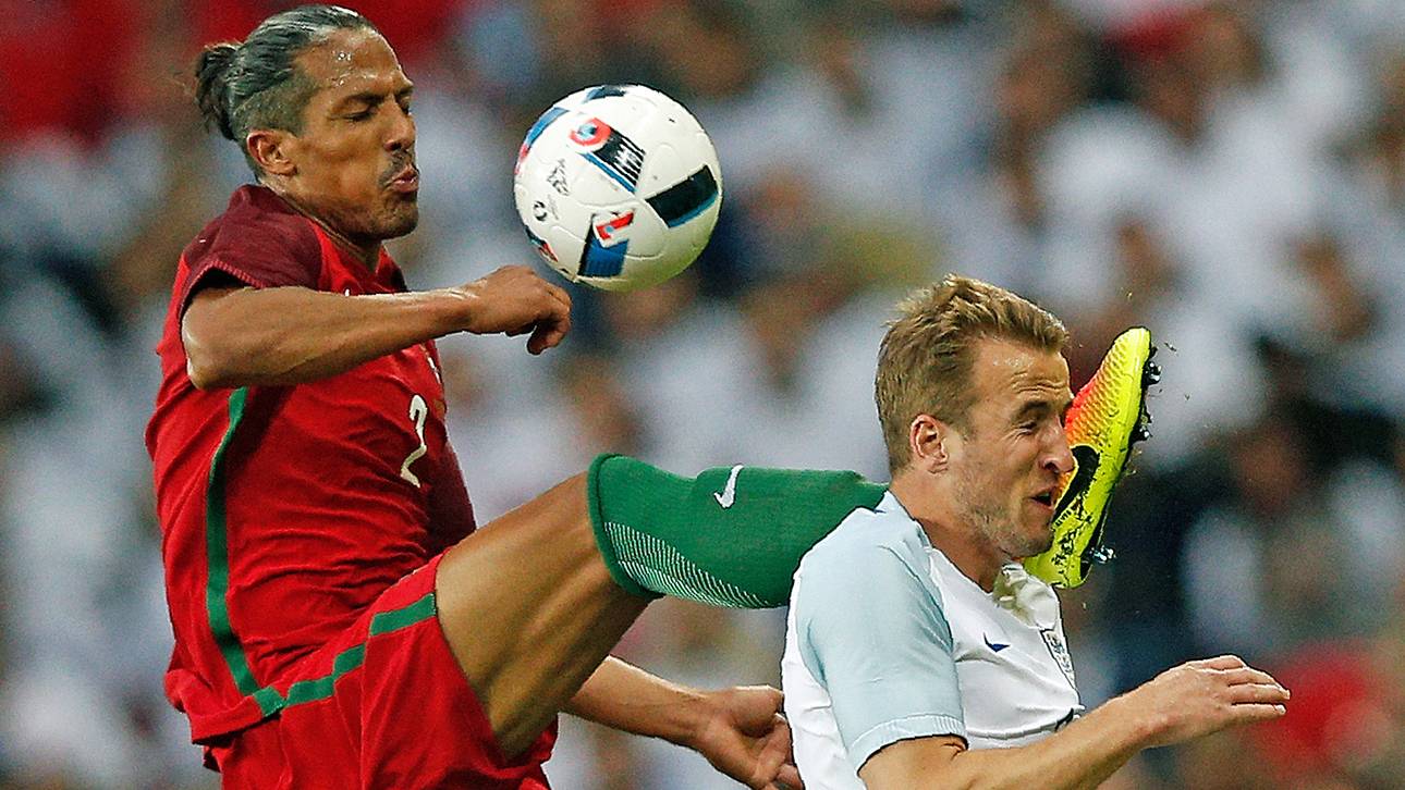 Alves fliegt nach Kung-Fu-Tritt