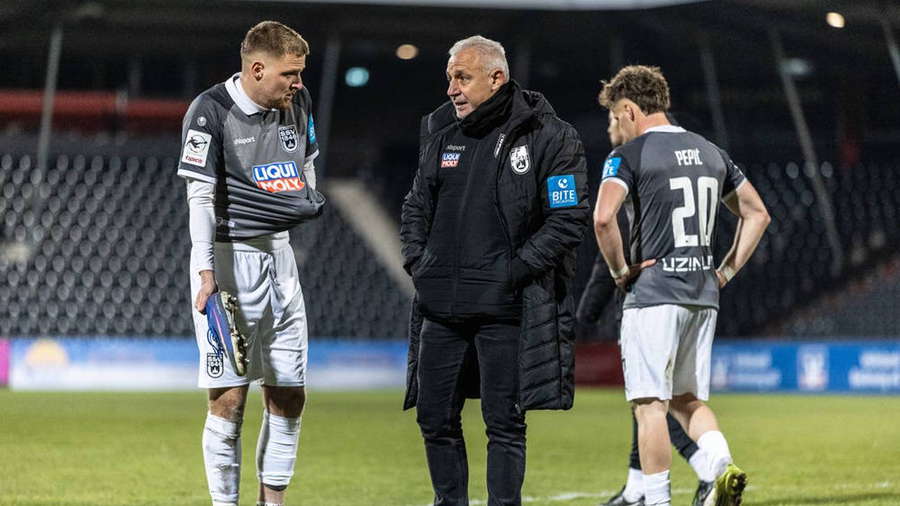 Trainer Pavel Dotchev im Austausch mit Niko Vukancic (l.)