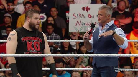 Shane McMahon (r., mit Kevin Owens) durfte Monday Night RAW ein zweites Mal leiten WWE